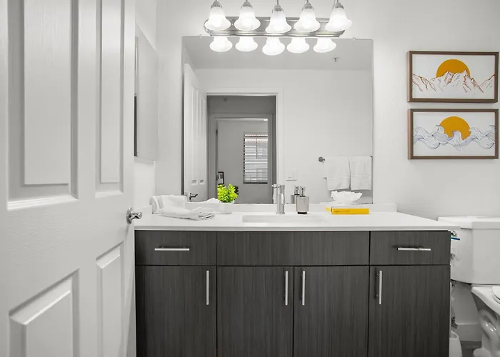 Cozysuites By The Stadium With Pool 12 * Glendale