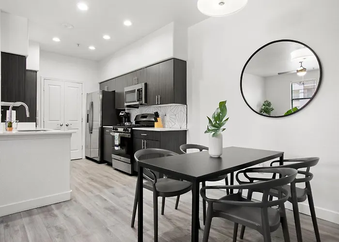 Cozysuites By The Stadium With Pool 12 *