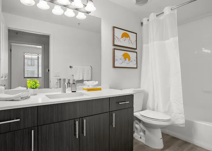 Cozysuites By The Stadium With Pool 12 Glendale