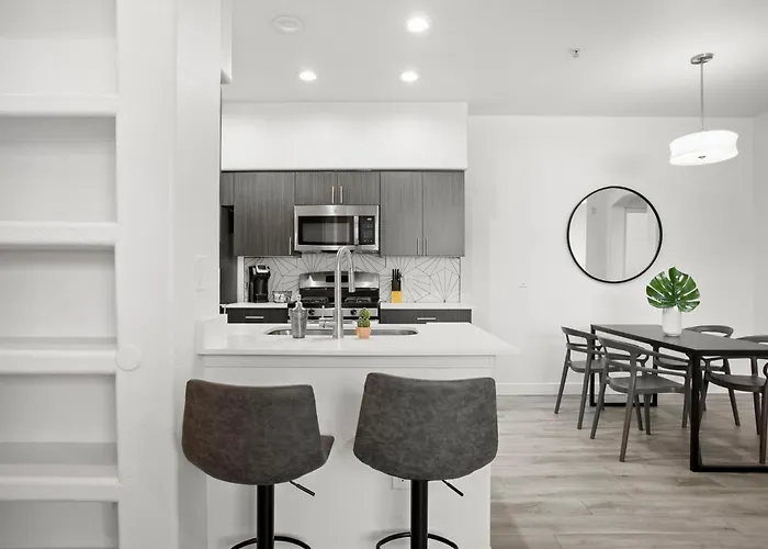 Cozysuites By The Stadium With Pool 12 *